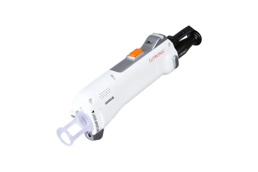 Vascular laser handpiece with integrated cooling treatment tip